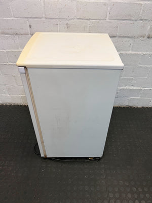 Compact Samsung CFC-Free White Fridge – Slight Wear, Perfect for Small Spaces