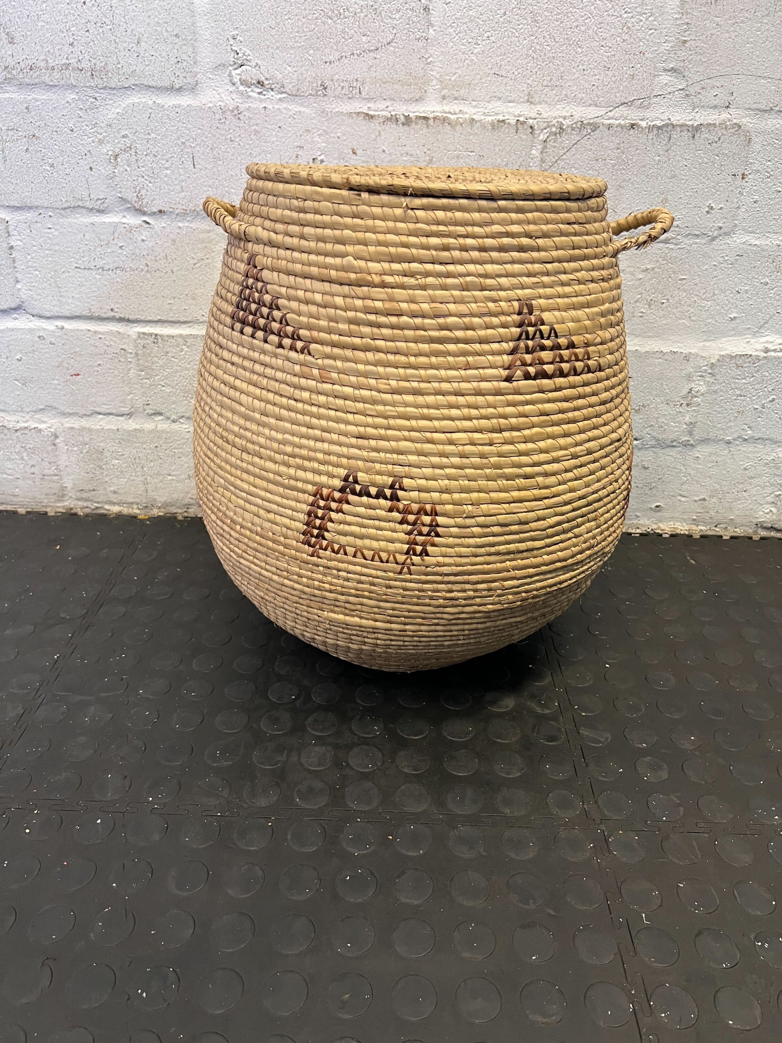 Chic Woven Storage Basket with Handles – Natural Fiber, Minor Wear