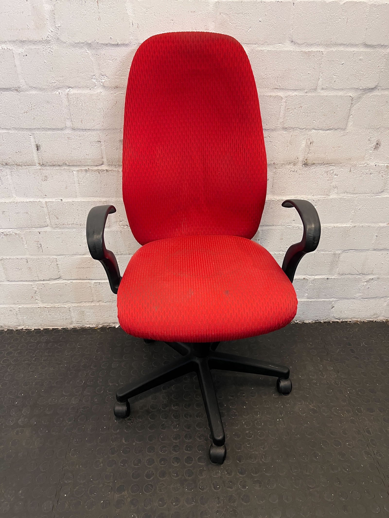 Ergonomic Red Office Chair with Adjustable Height – Great Condition!