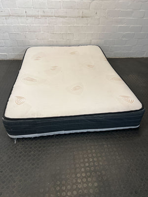 Comfortable Queen-Size Mattress with Minor Wear - Perfect for Any Bedroom