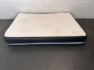 Comfortable Queen-Size Mattress with Minor Wear - Perfect for Any Bedroom