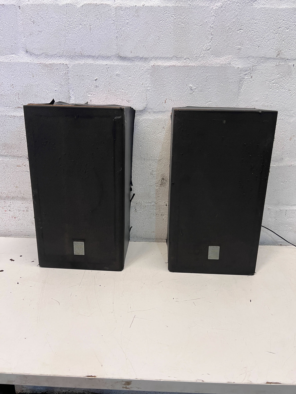 Black Bookshelf Speaker with Minor Damage - Perfect for Audio Lovers! - 2ndhandwarehouse.com