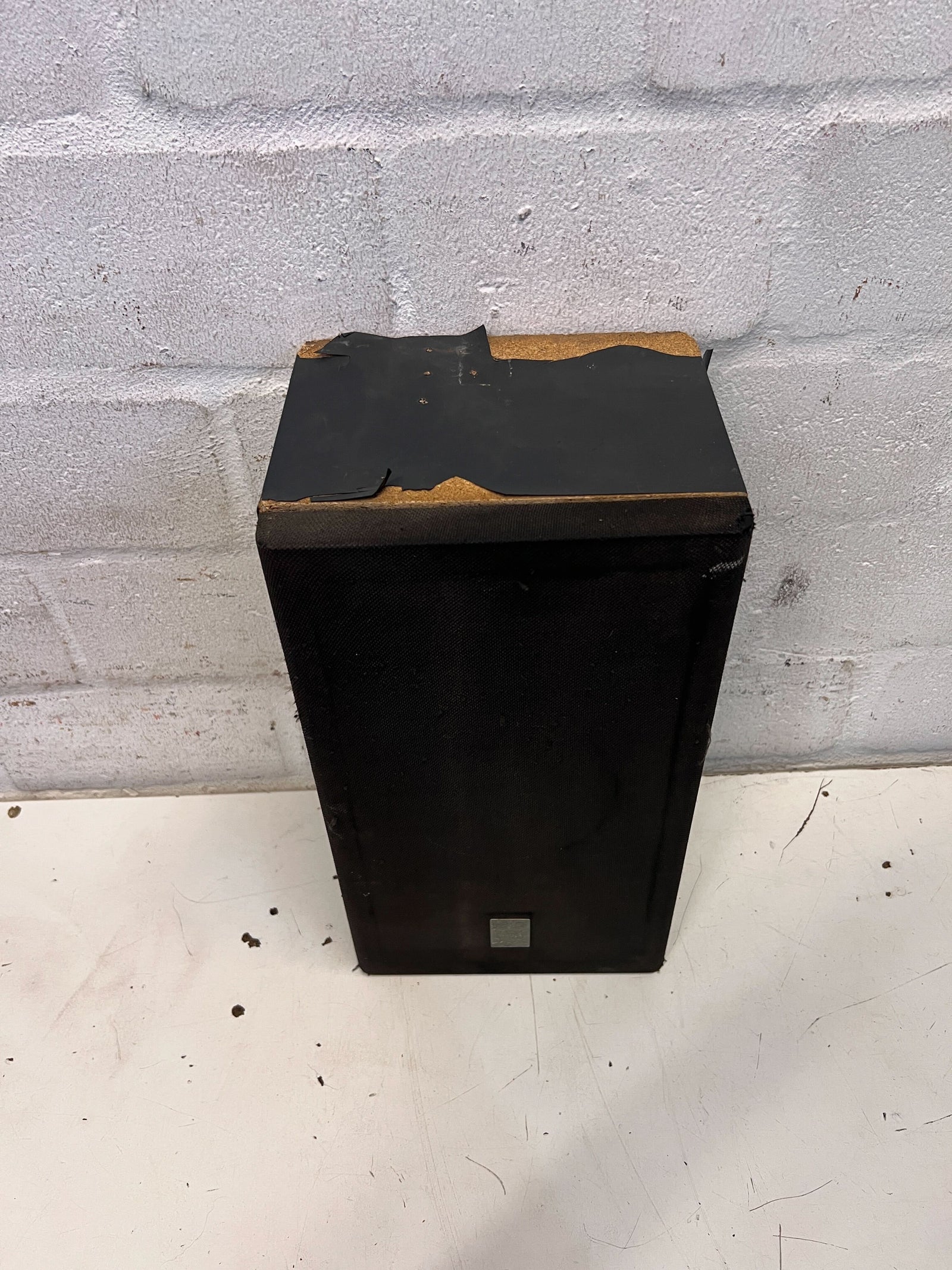 Black Bookshelf Speaker with Minor Damage - Perfect for Audio Lovers!