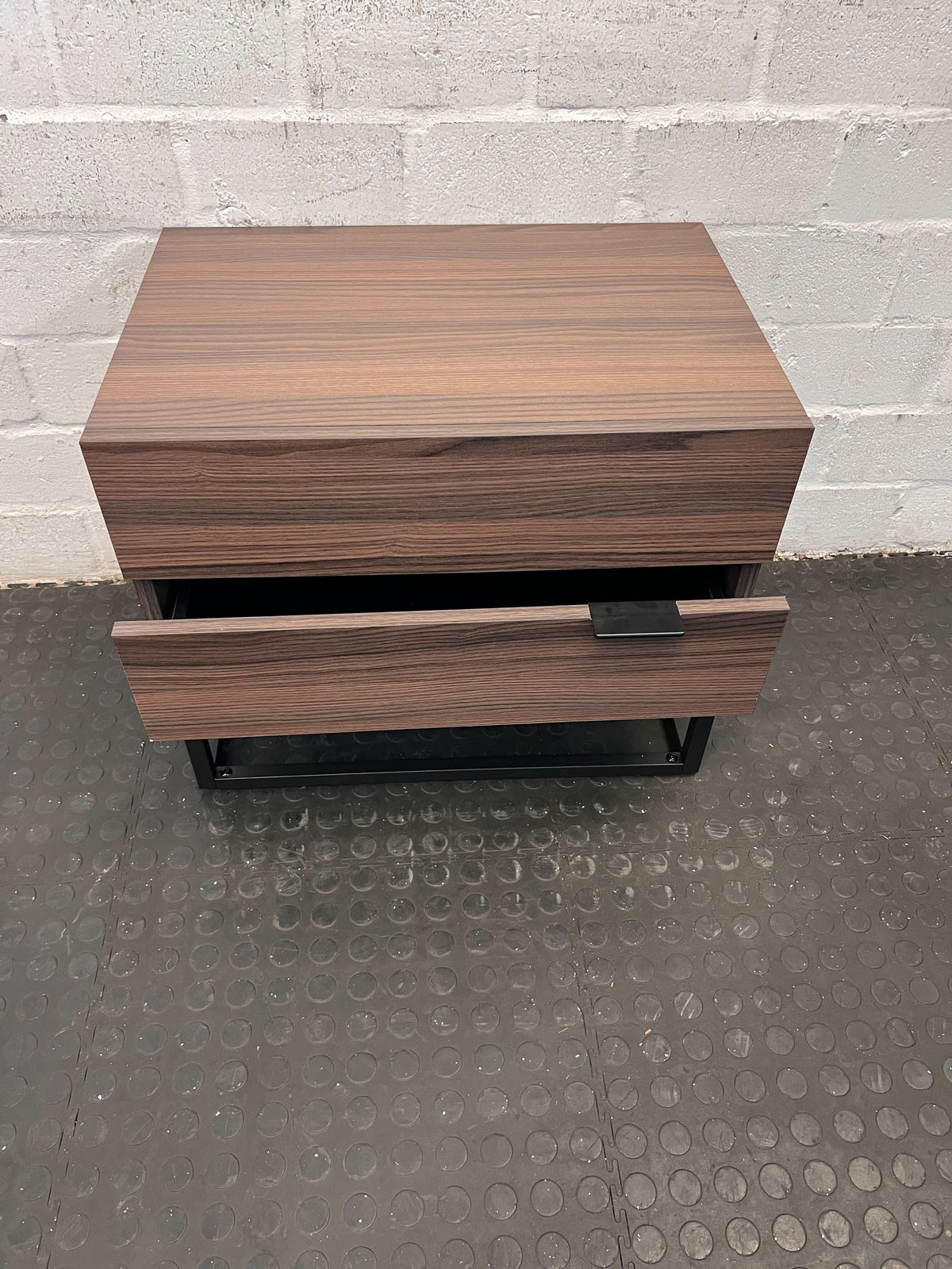 Mid Century Modern Walnut Nightstand with Storage Drawer 🛏️ - 2ndhandwarehouse.com