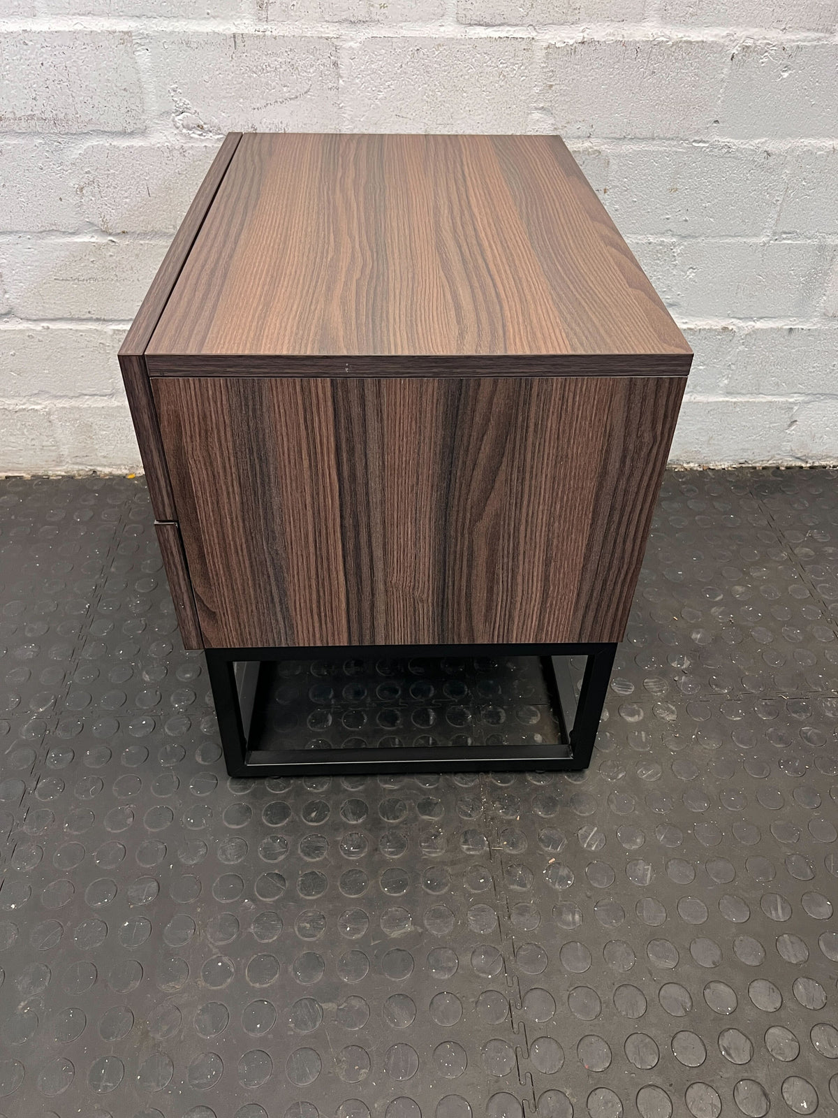 Mid Century Modern Walnut Nightstand with Storage Drawer 🛏️ - 2ndhandwarehouse.com
