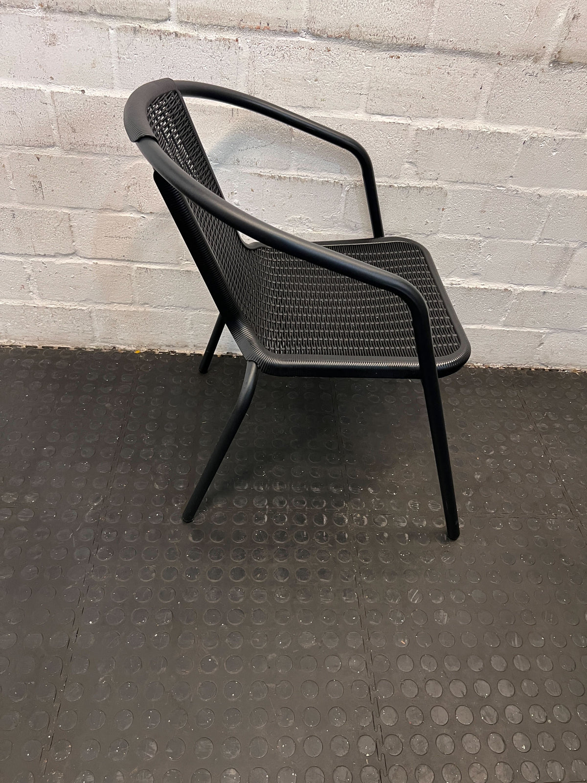 Stylish Black Metal Chair with Mesh Design – Modern & Lightweight - 2ndhandwarehouse.com