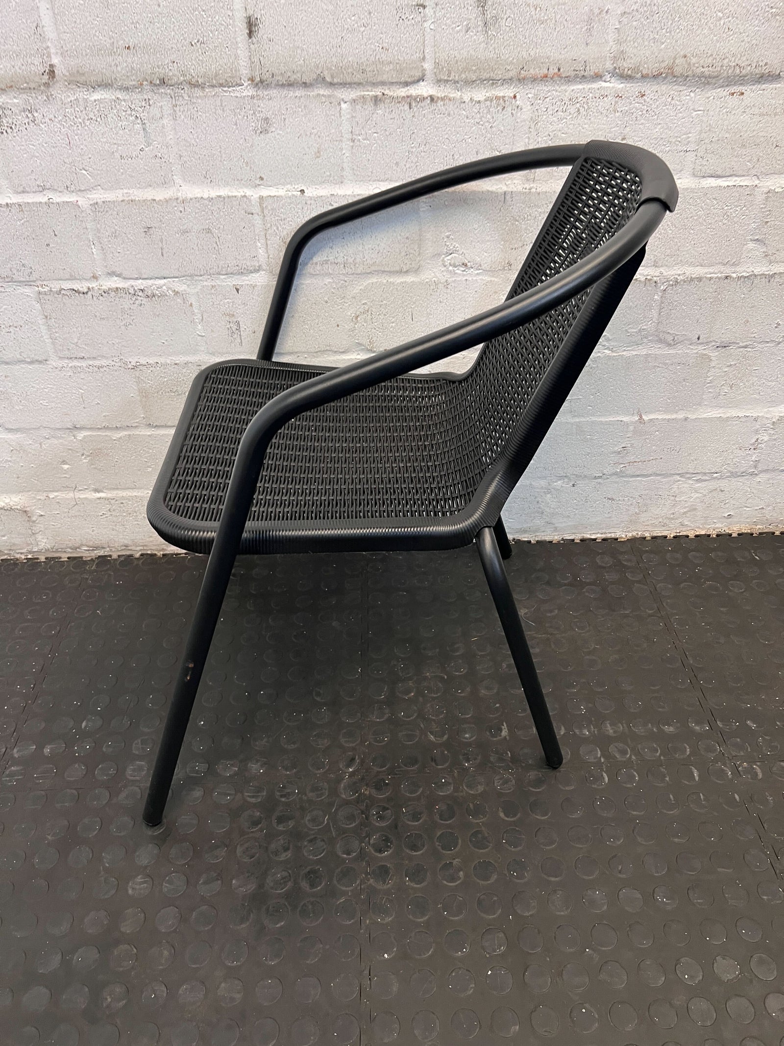 Stylish Black Metal Chair with Mesh Design – Modern & Lightweight - 2ndhandwarehouse.com