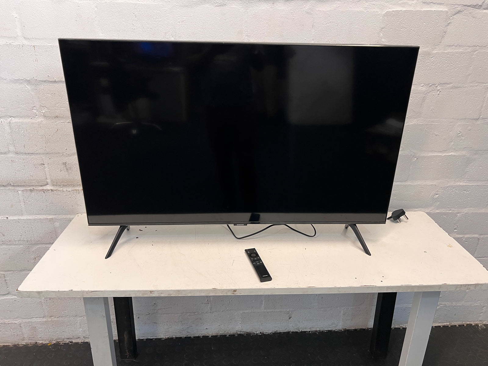 Sleek 55” Smart TV with Remote - Excellent Condition, Modern Design - 2ndhandwarehouse.com