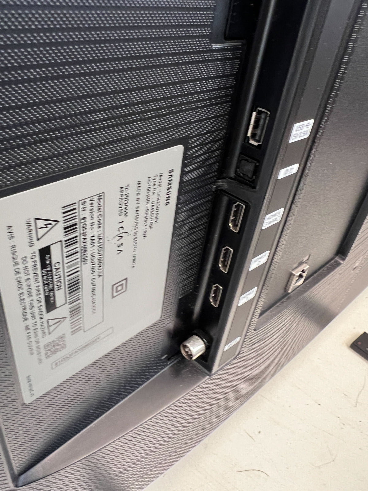 Sleek 55” Smart TV with Remote - Excellent Condition, Modern Design - 2ndhandwarehouse.com