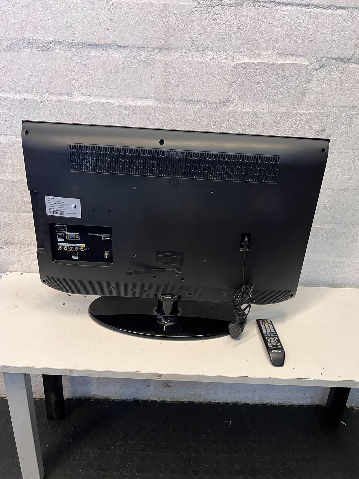 Samsung 32-inch Black LCD TV – With Remote, Great Condition