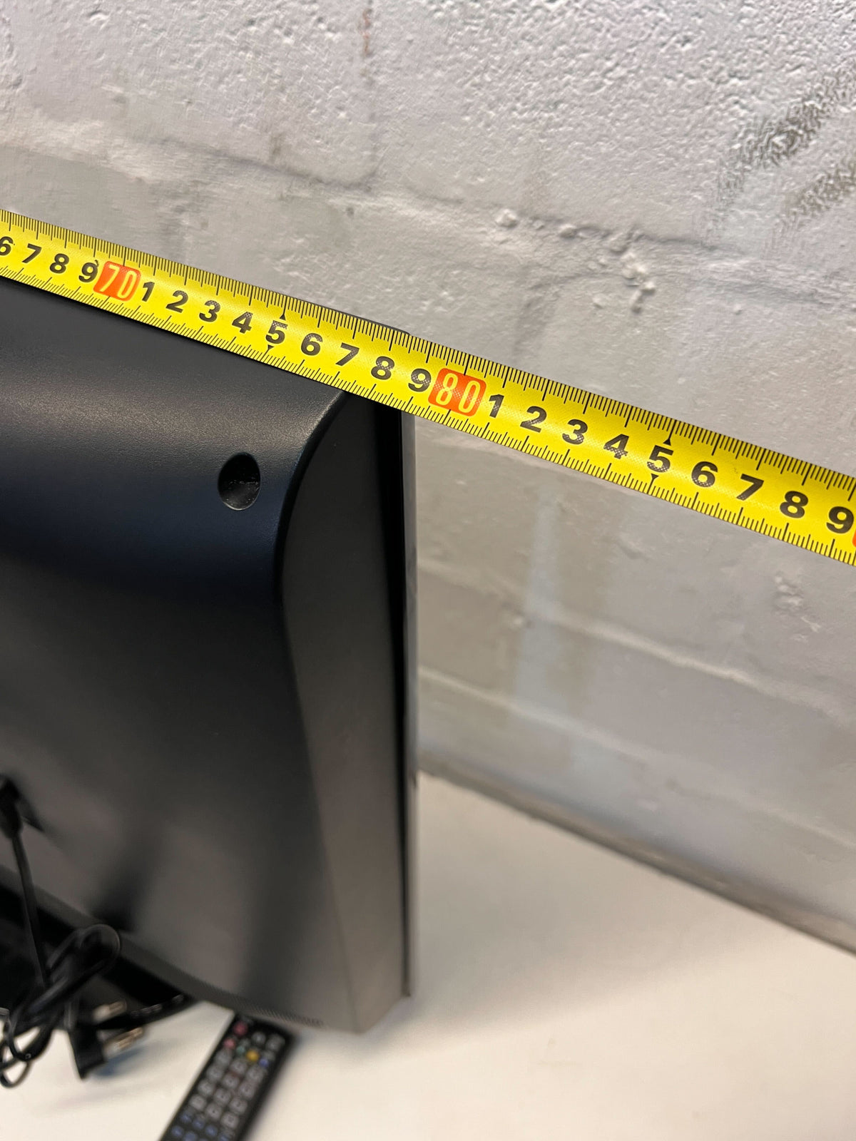 Samsung 32-inch Black LCD TV – With Remote, Great Condition