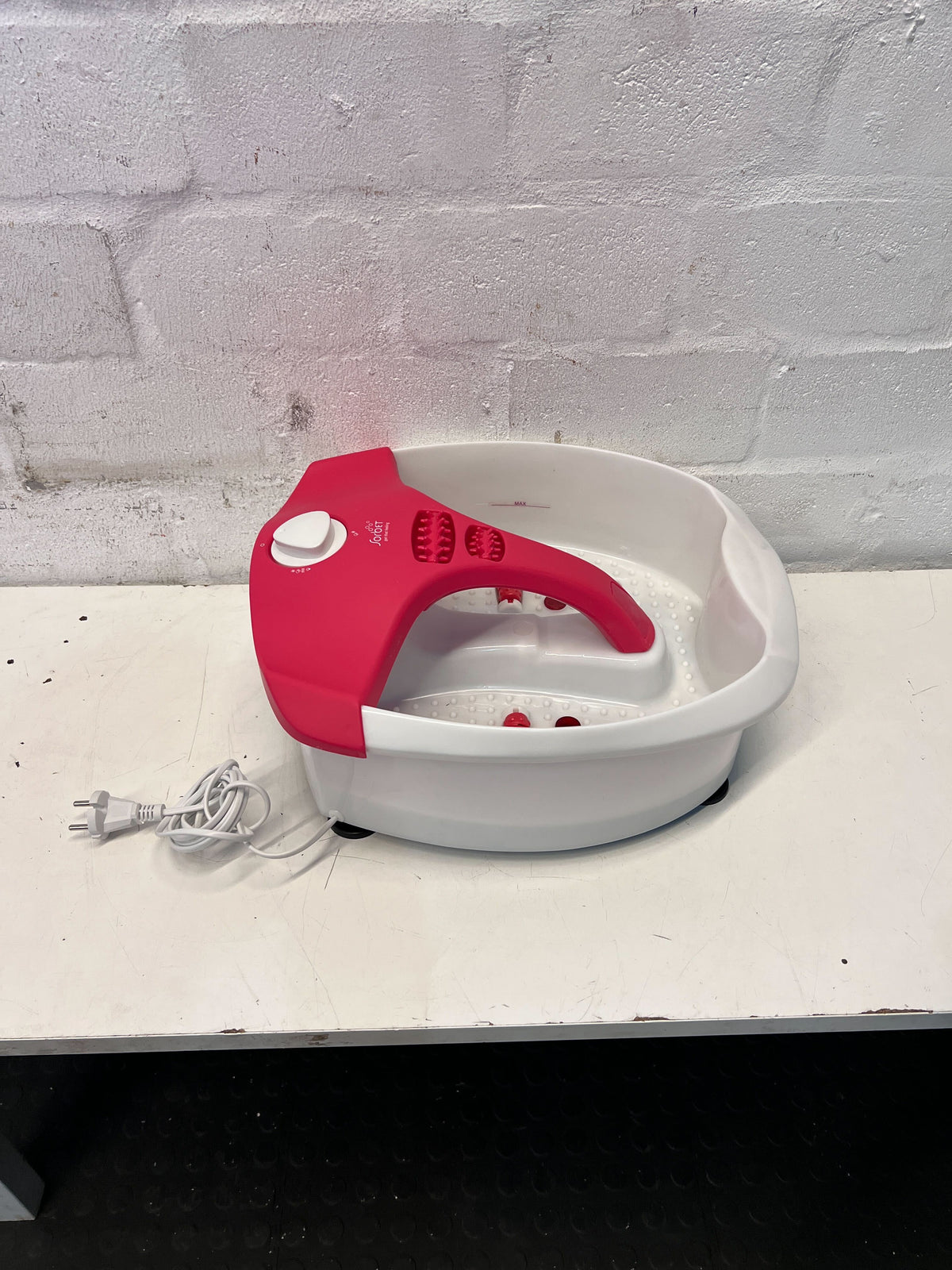 Relaxing Dual Foot Spa Soaker with Red and White Design, Good Condition