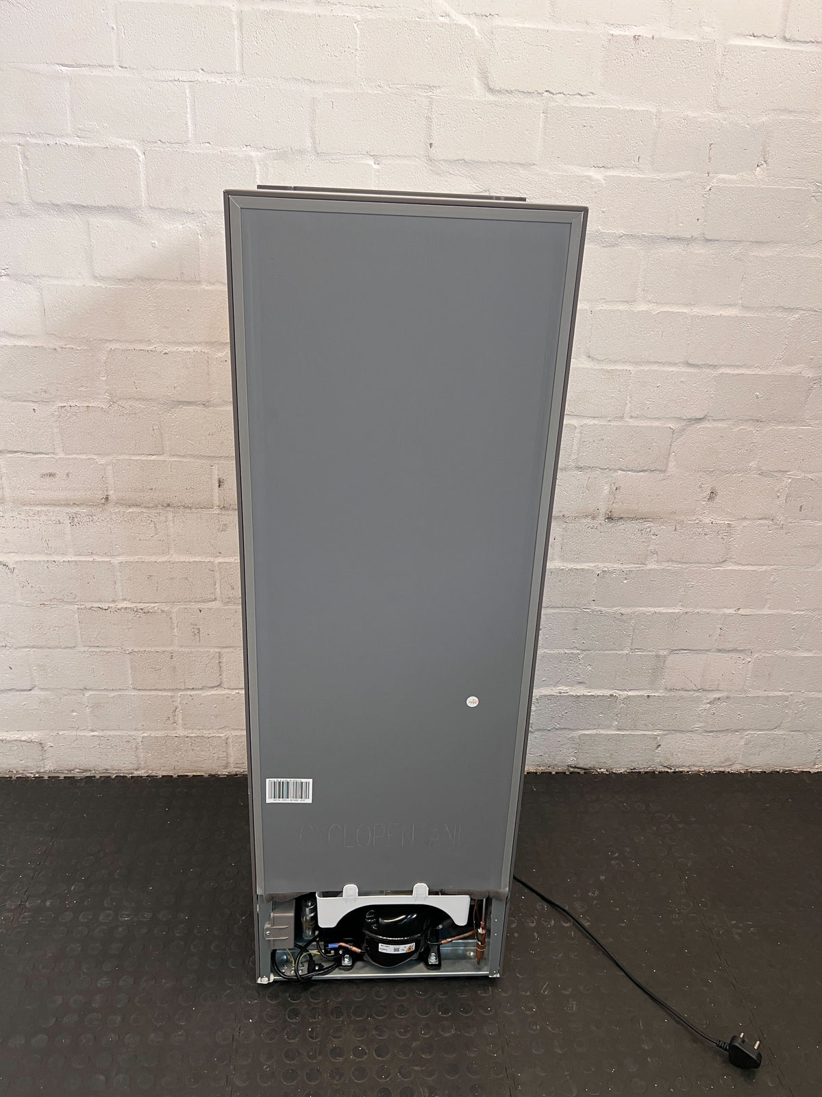 Stylish Hisense Grey Top Freezer Fridge – Excellent Condition! - 2ndhandwarehouse.com