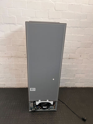 Stylish Hisense Grey Top Freezer Fridge – Excellent Condition! - 2ndhandwarehouse.com