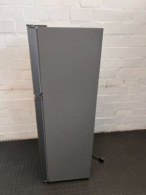 Stylish Hisense Grey Top Freezer Fridge – Excellent Condition! - 2ndhandwarehouse.com