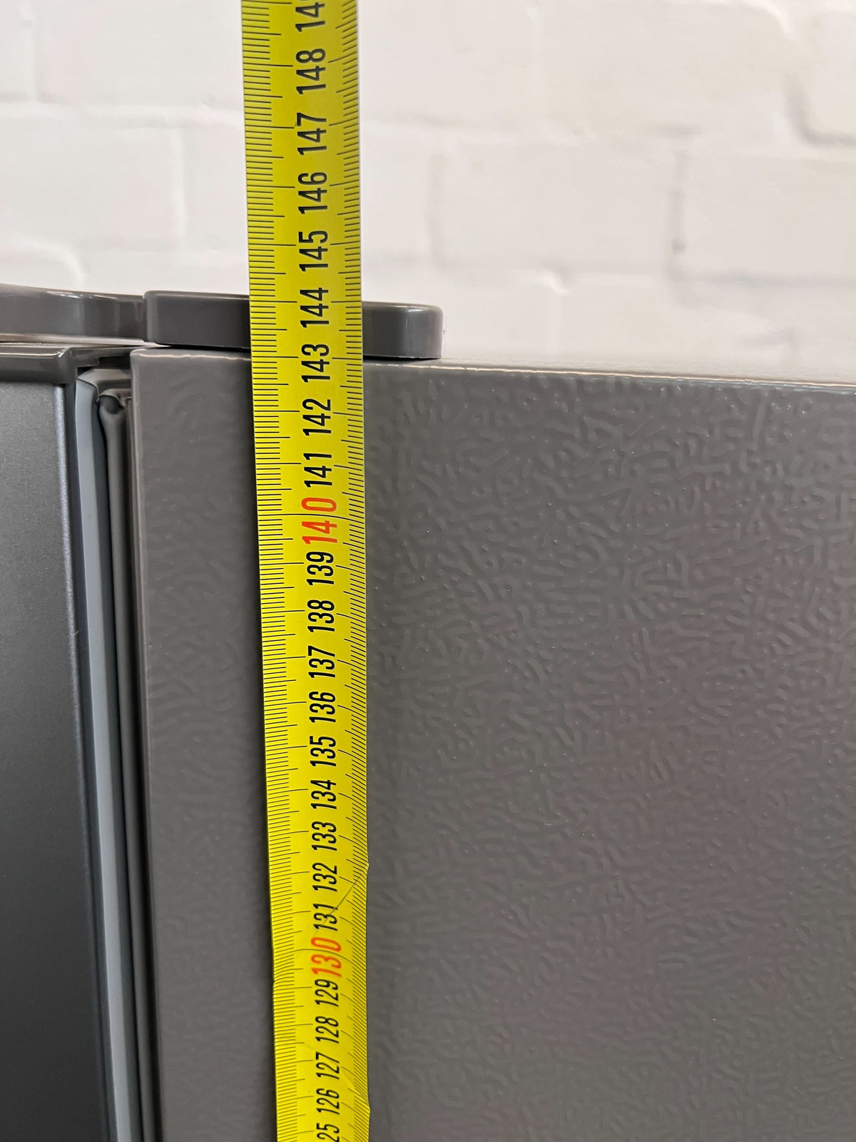 Stylish Hisense Grey Top Freezer Fridge – Excellent Condition! - 2ndhandwarehouse.com