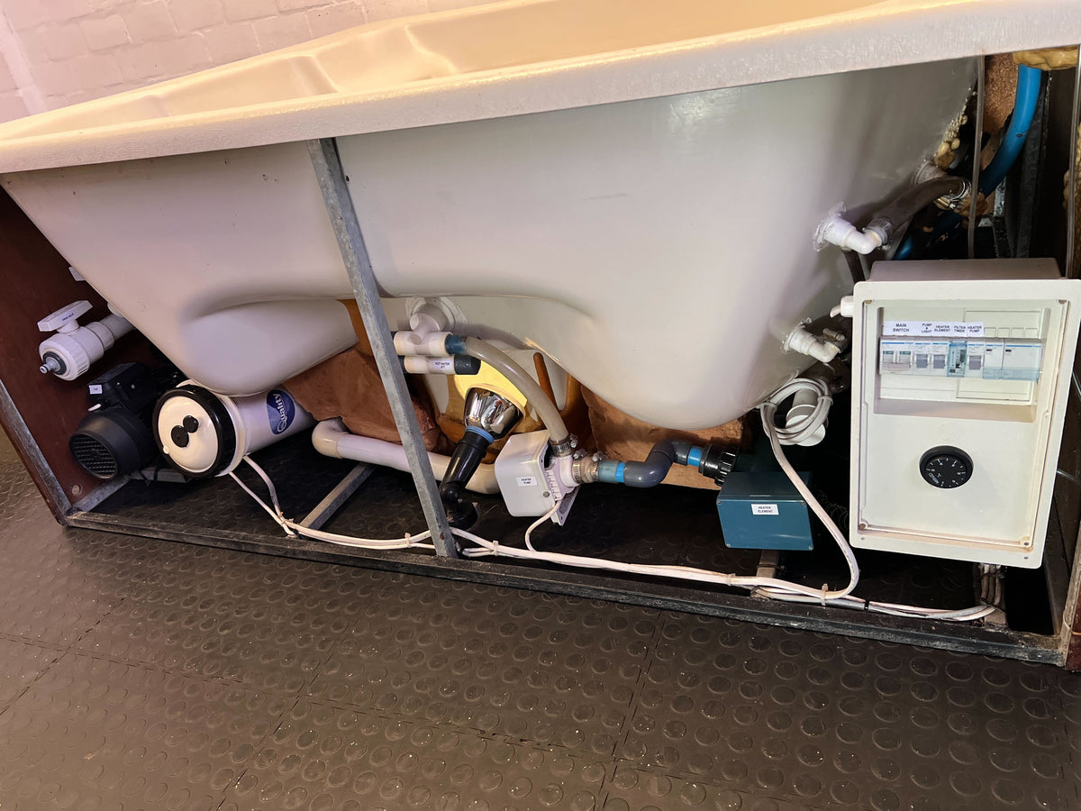 Superior Spa Jacuzzi – Fully Equipped Freestanding 4-Seater with Pump, Heater & Bubbler