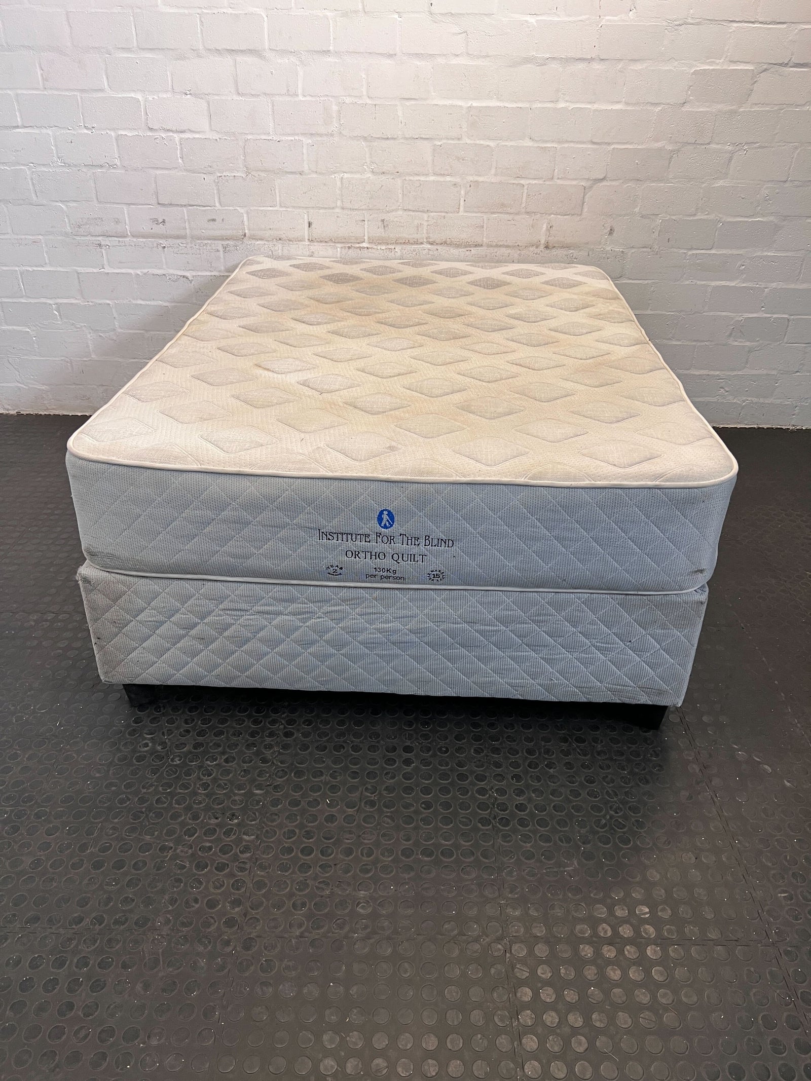Queen-Sized Ortho Quilt Mattress - Comfortable & Supportive, Slightly Used