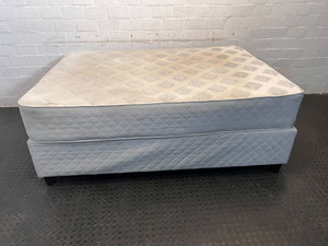 Queen-Sized Ortho Quilt Mattress - Comfortable & Supportive, Slightly Used