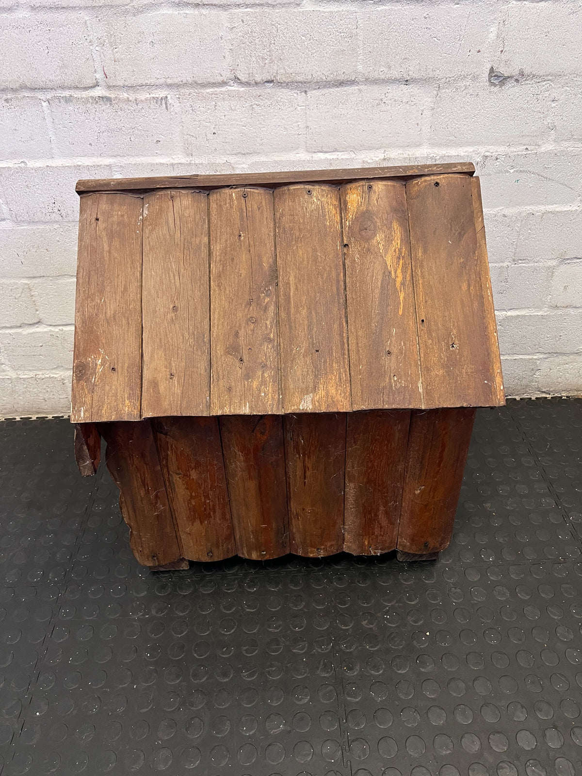 Rustic Log Cabin Style Wooden Dog House