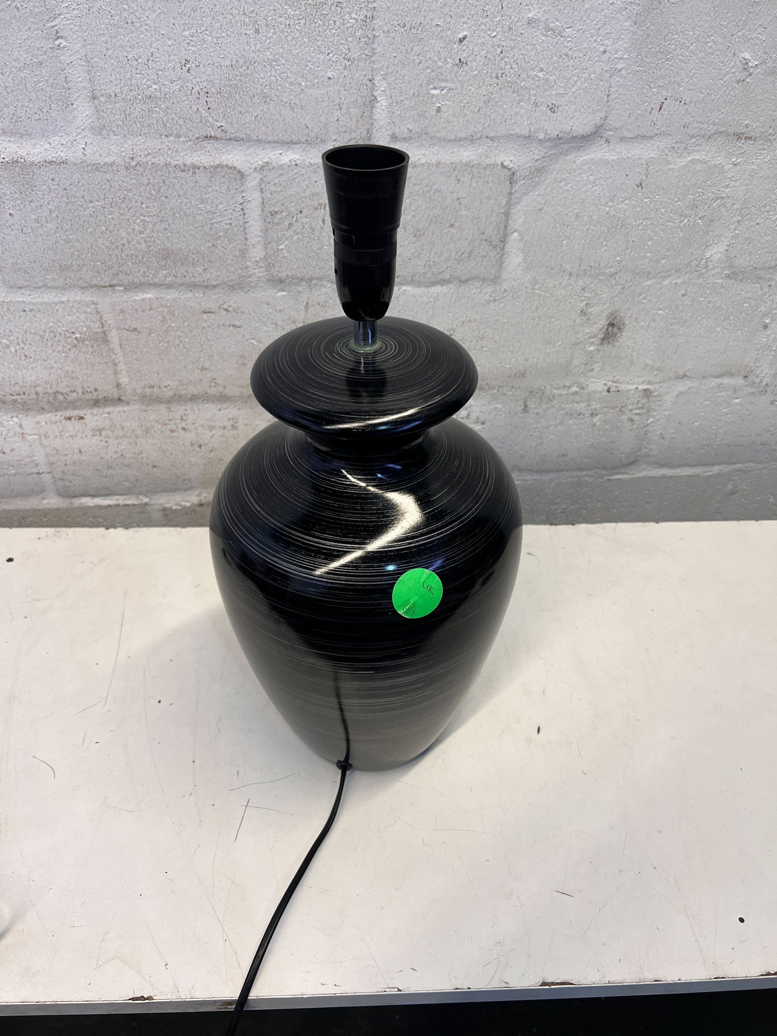 Elegant Black Ceramic Table Lamp – Modern Design, Minor Wear