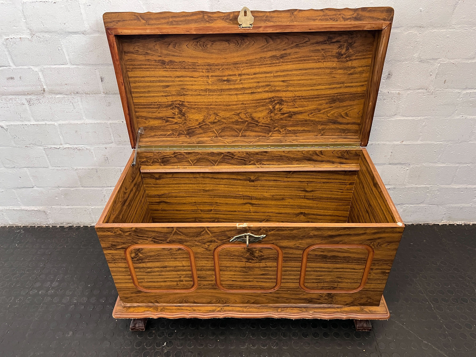 Vintage Wooden Storage Chest with Decorative Clasp – Unique Charm