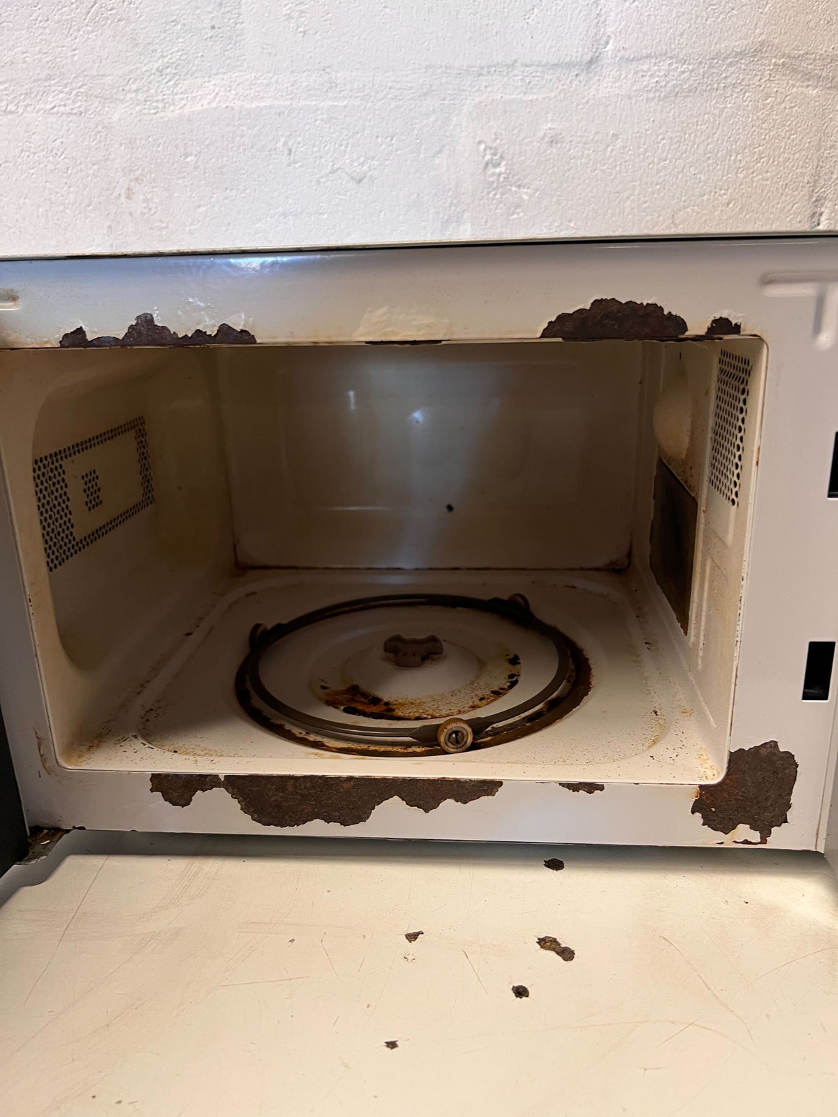 Russell Hobbs Microwave Oven - Sleek Silver Finish - has rust - 2ndhandwarehouse.com