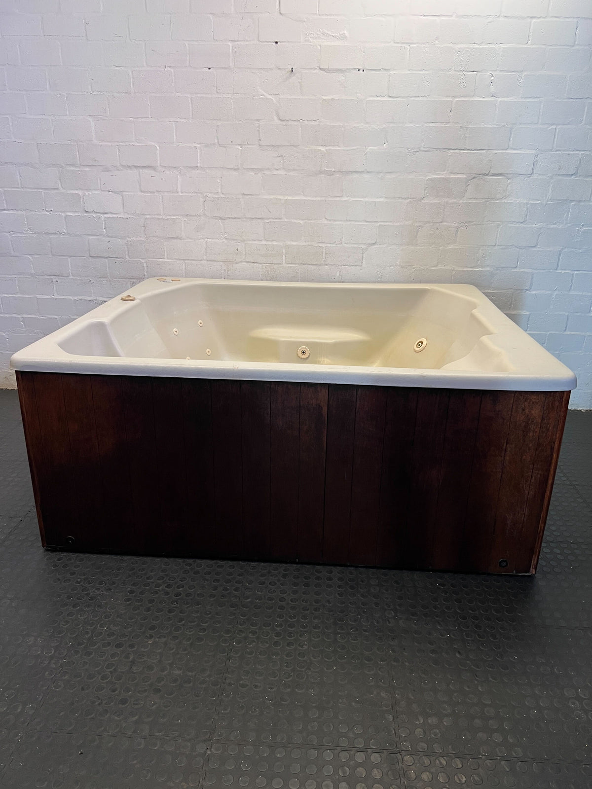 Superior Spa Jacuzzi – Fully Equipped Freestanding 4-Seater with Pump, Heater & Bubbler