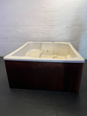 Superior Spa Jacuzzi – Fully Equipped Freestanding 4-Seater with Pump, Heater & Bubbler