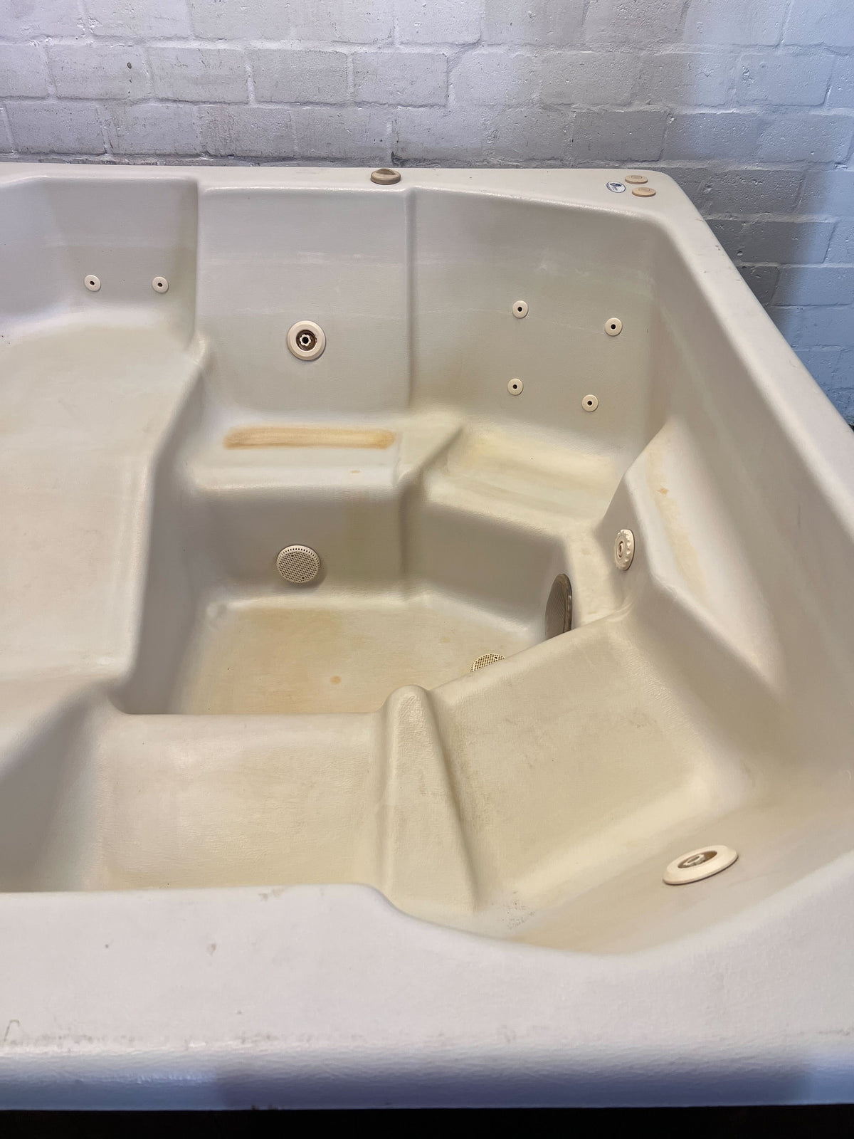 Superior Spa Jacuzzi – Fully Equipped Freestanding 4-Seater with Pump, Heater & Bubbler