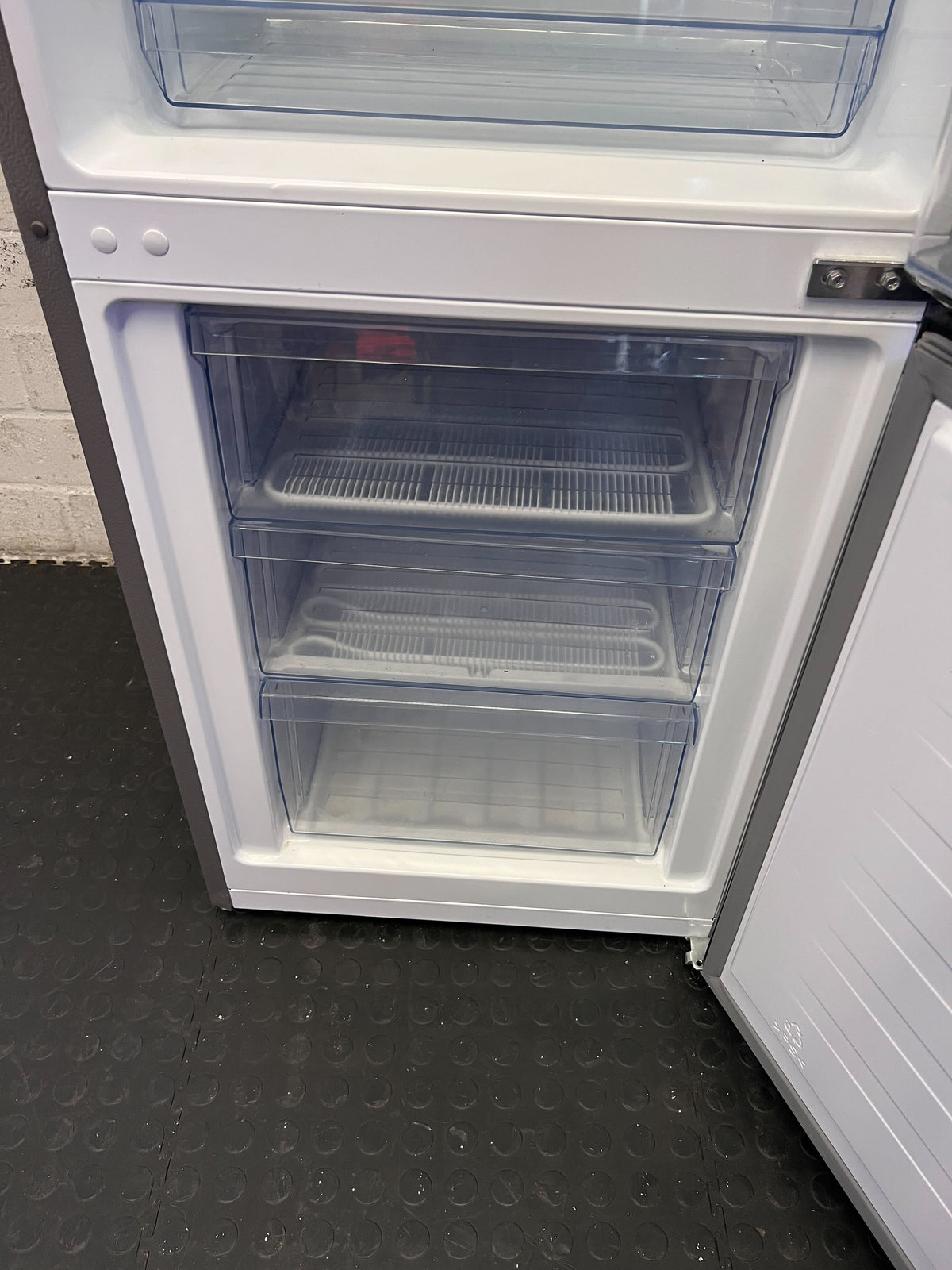 Hisense Dark Grey Fridge Freezer - Reliable & Modern Cooling
