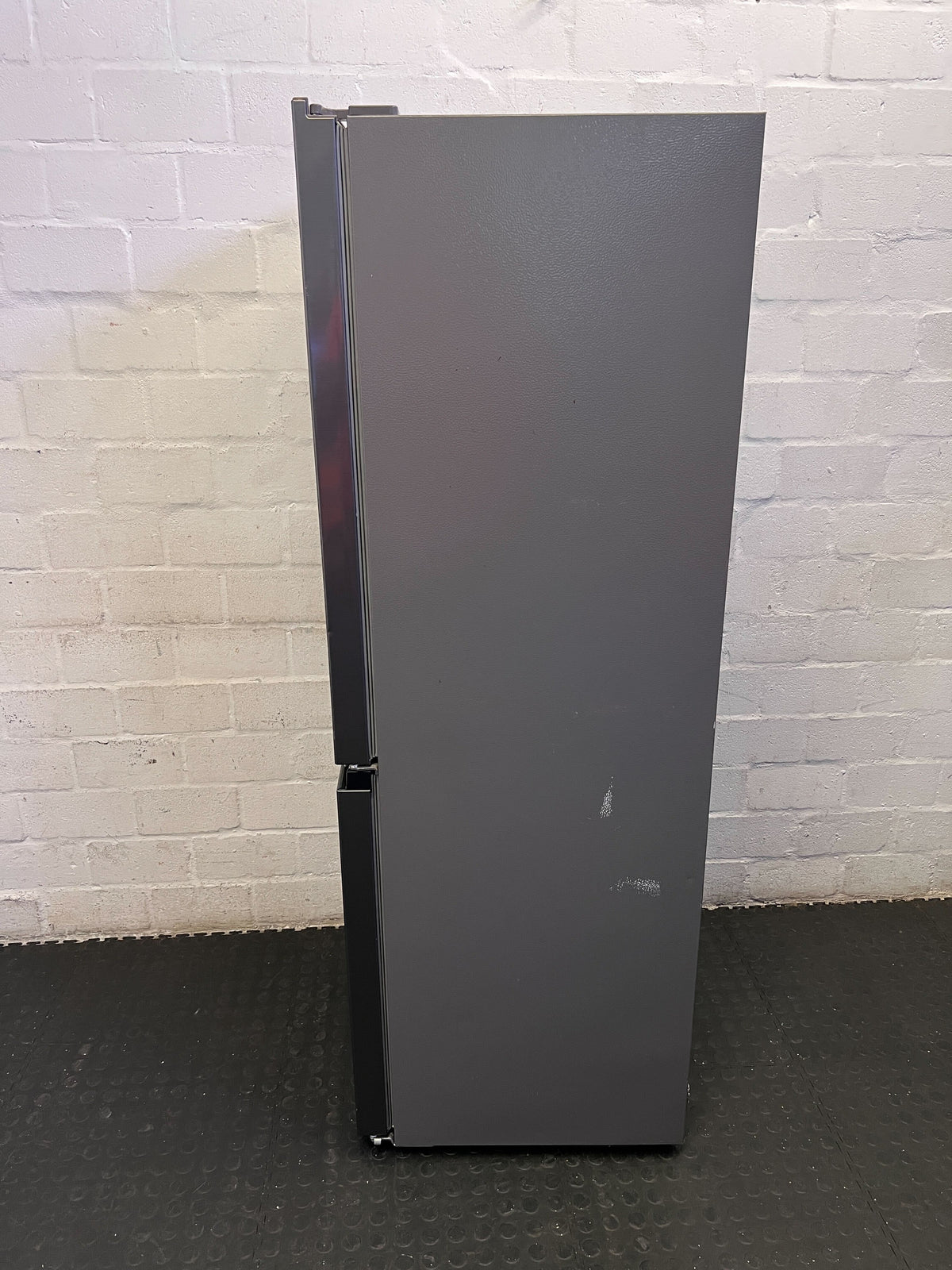 Hisense Dark Grey Fridge Freezer - Reliable & Modern Cooling