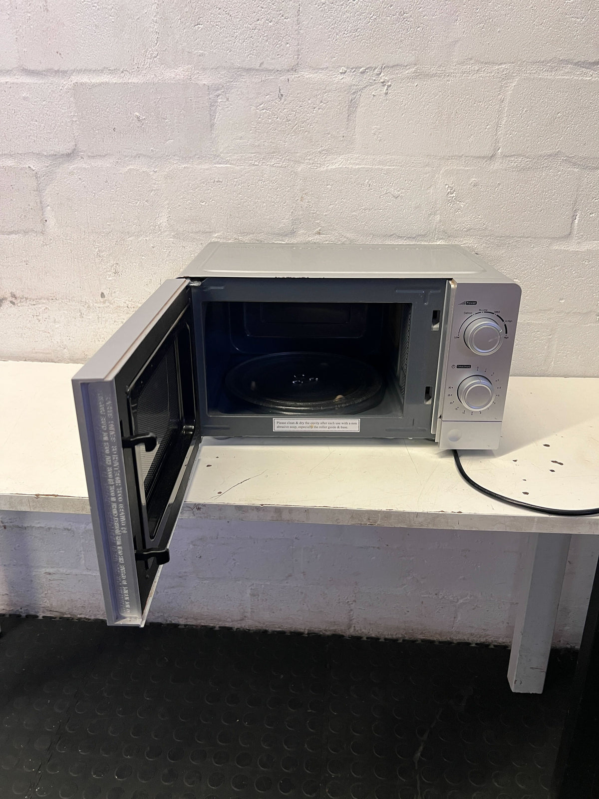 Compact Silver Microwave Oven - Quick Meals Made Easy! ✨