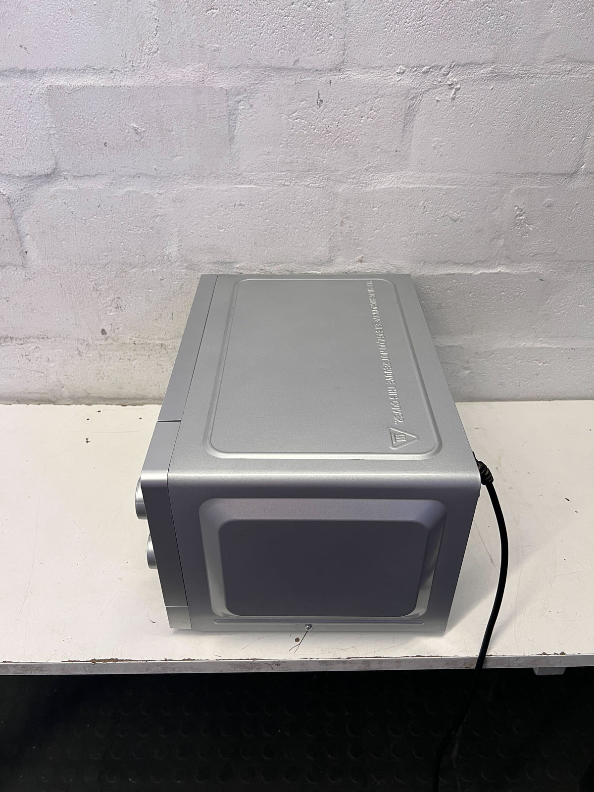 Compact Silver Microwave Oven - Quick Meals Made Easy! ✨