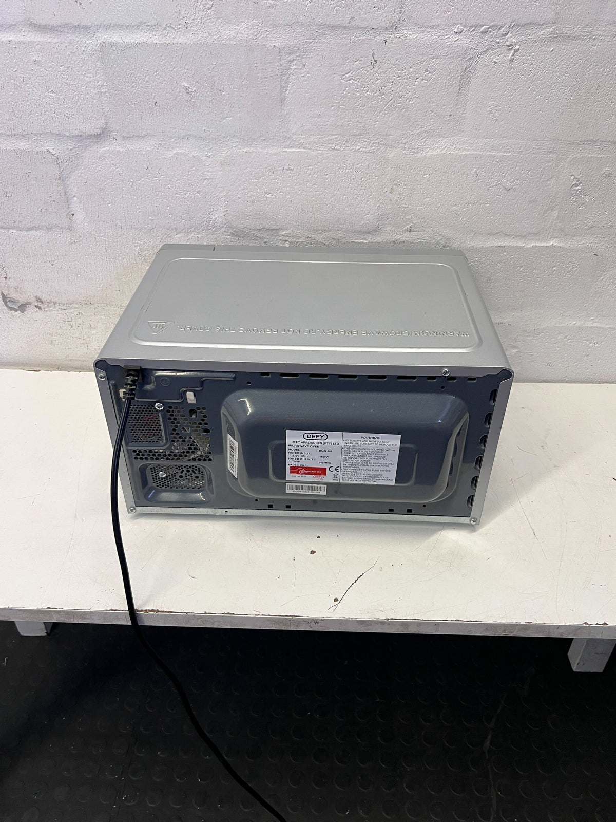 Compact Silver Microwave Oven - Quick Meals Made Easy! ✨