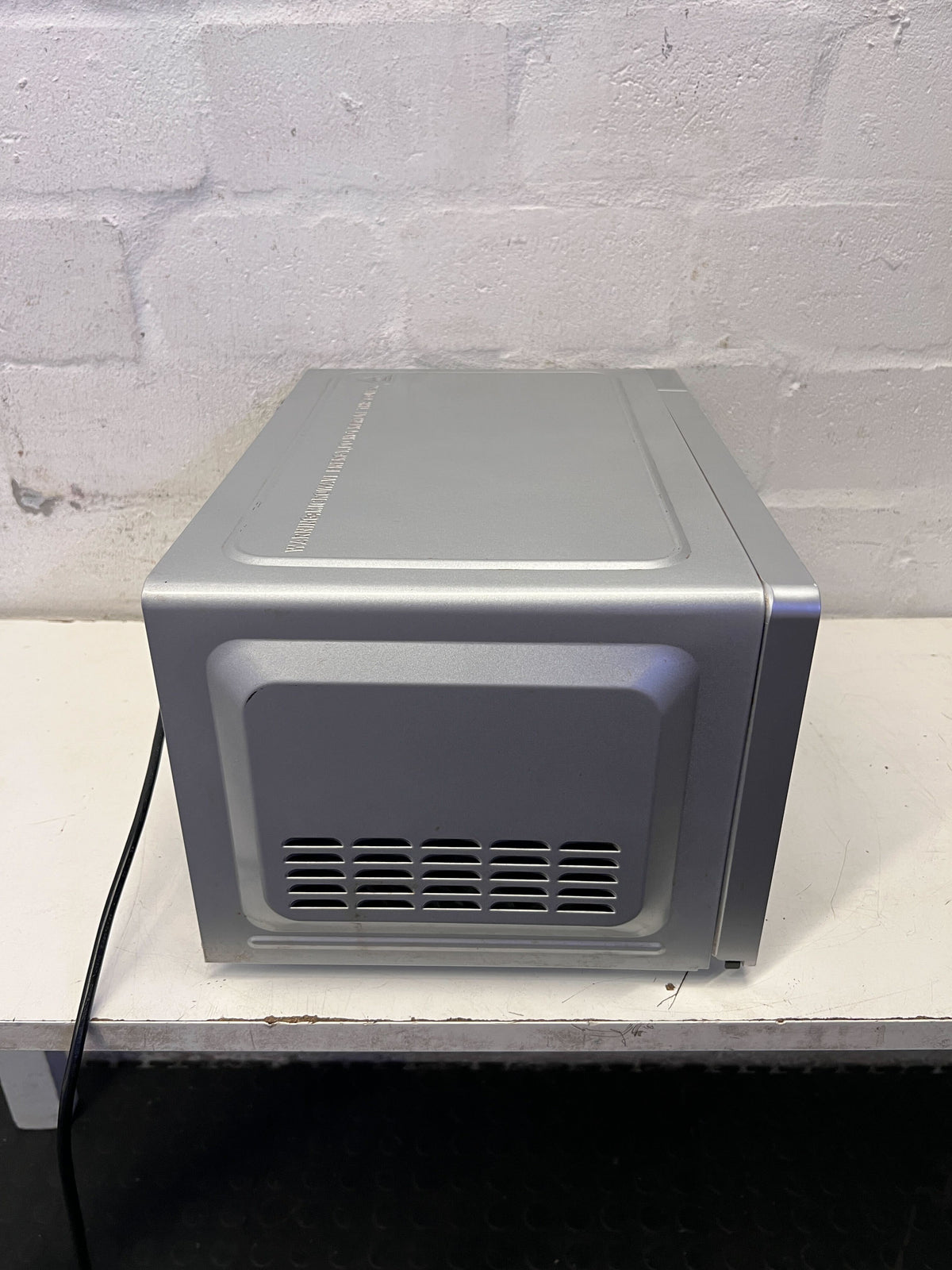 Compact Silver Microwave Oven - Quick Meals Made Easy! ✨