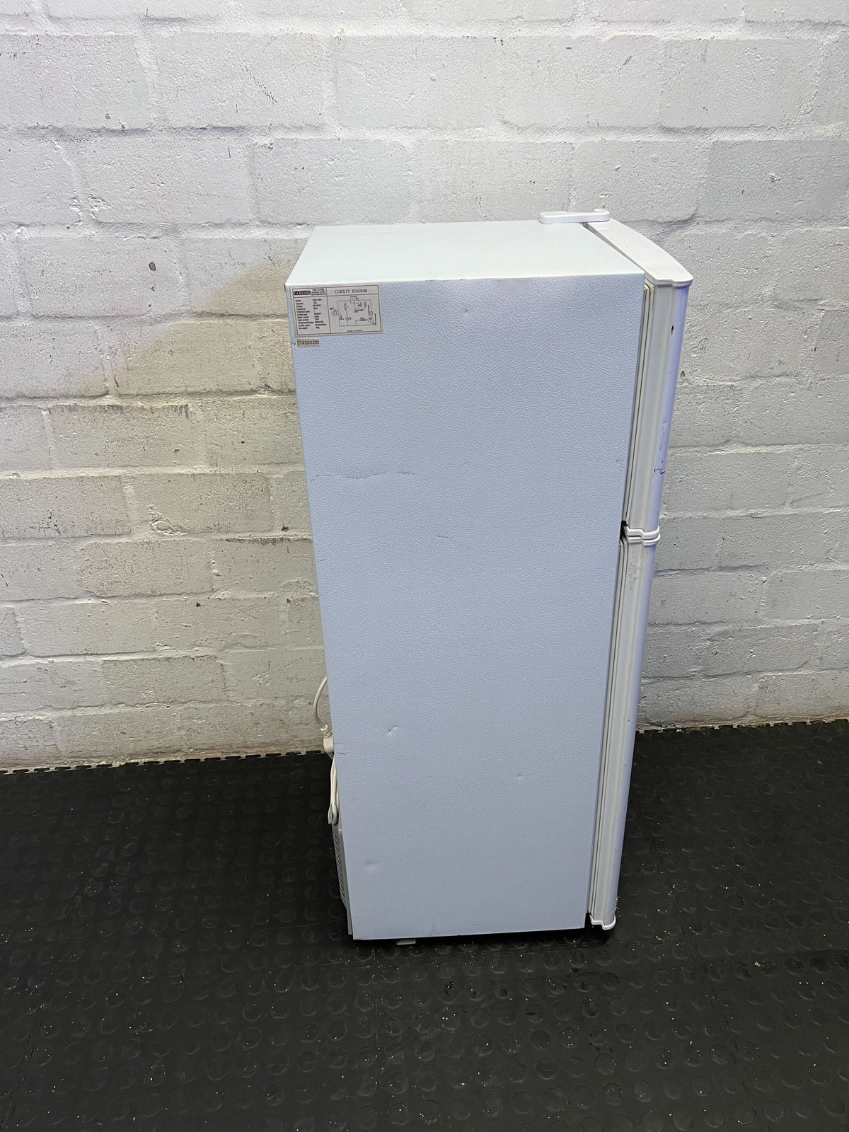 Goldair White Top Freezer Fridge - Compact & Efficient