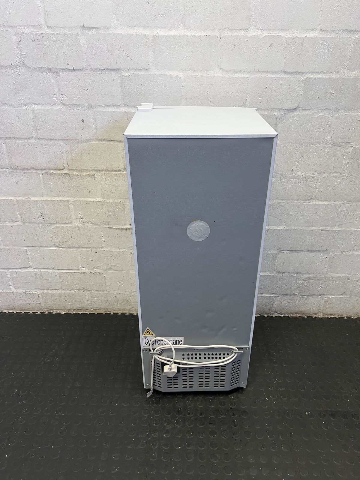 Goldair White Top Freezer Fridge - Compact & Efficient