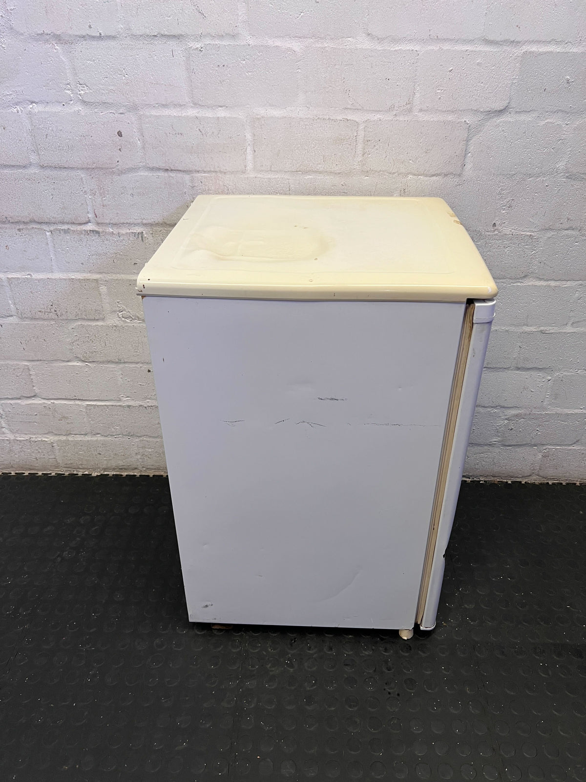 Compact Singer SBF140 White Freezer