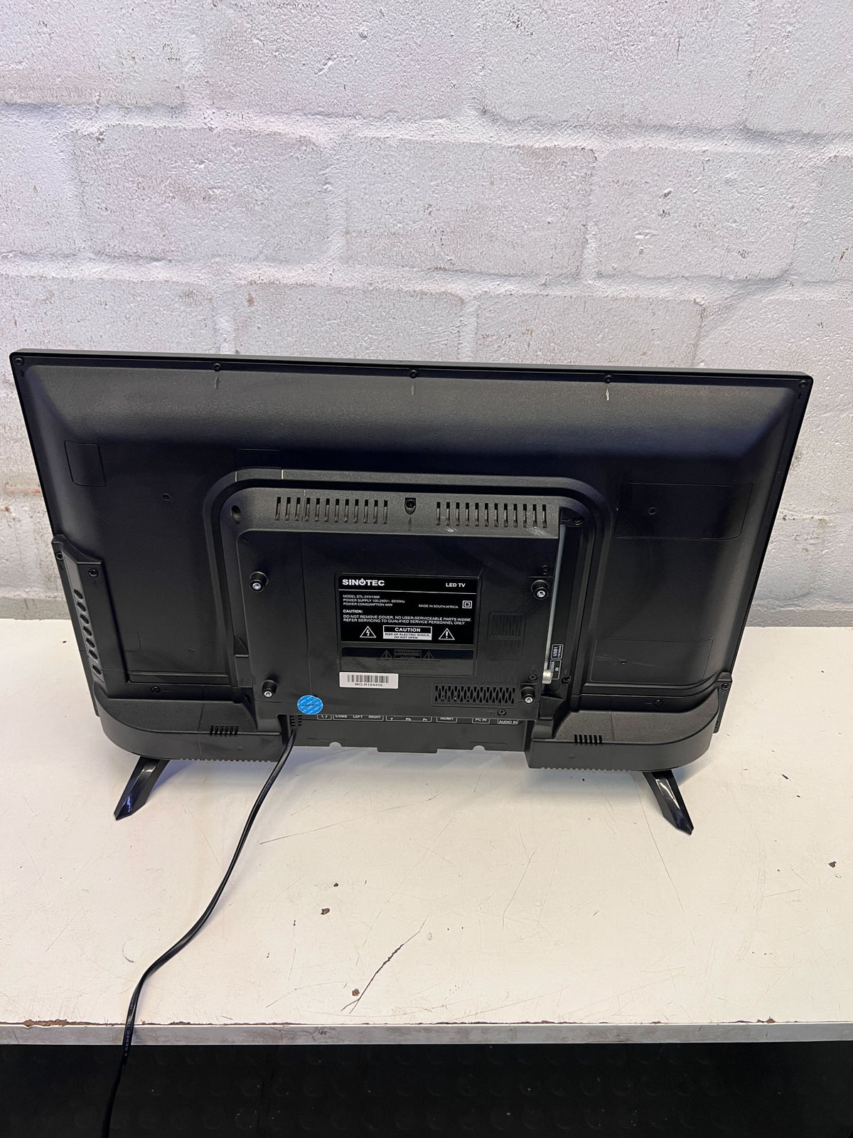 SinoTec 32" LED TV - Modern Black Display with Minor Scratches - PRICE DROP