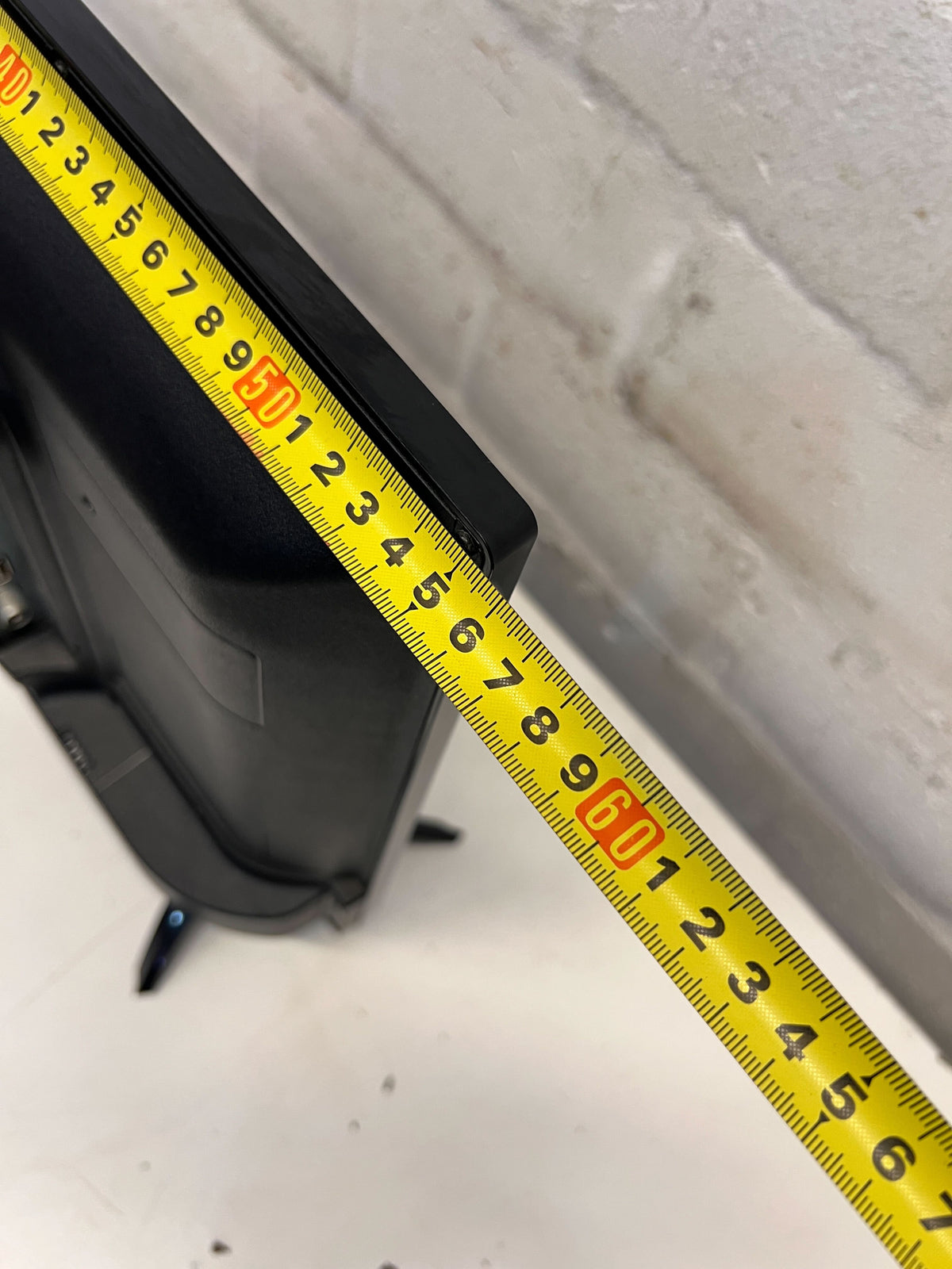 SinoTec 32" LED TV - Modern Black Display with Minor Scratches - PRICE DROP