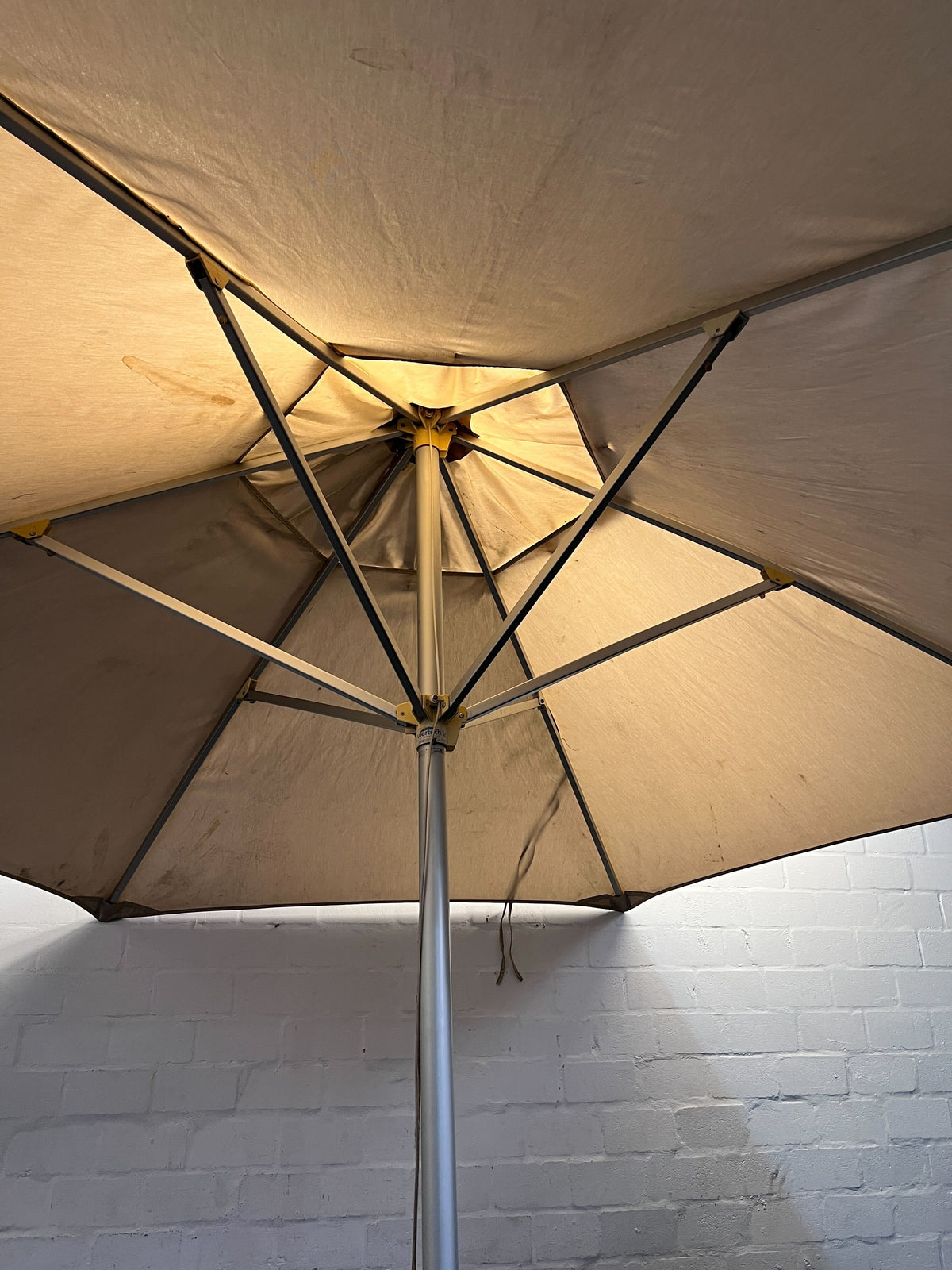 Spacious Brown Garden Umbrella with Sturdy Metal Frame - 2ndhandwarehouse.com