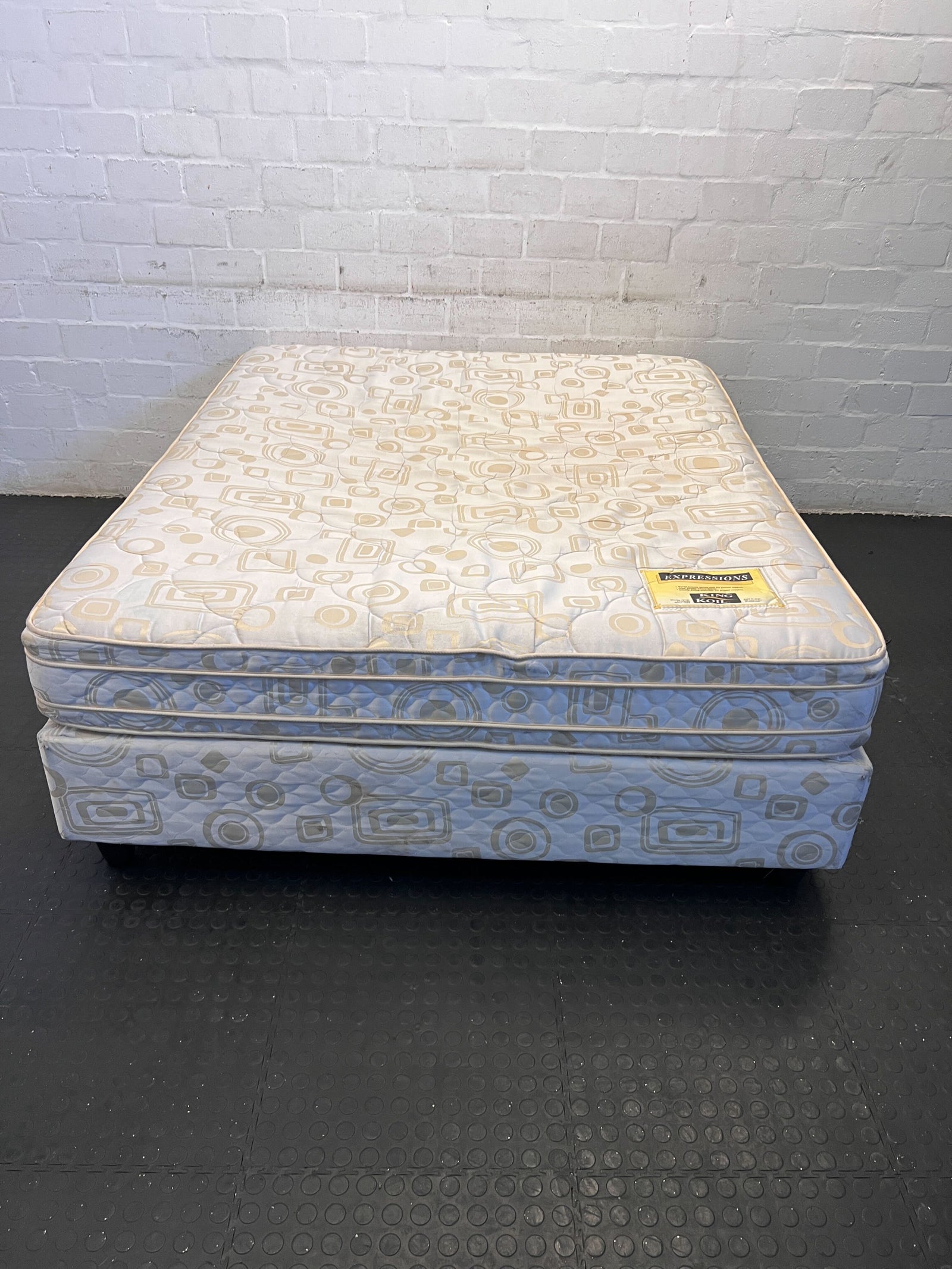 Queen Size Double-Layer Mattress with Geometric Design – Pre-Owned
