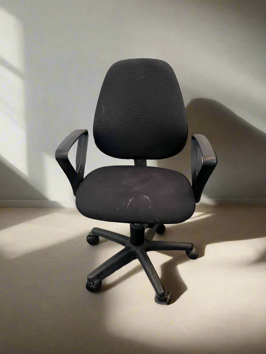 Black Ergonomic Office Chair with Minor Wear – Comfortable & Stylish