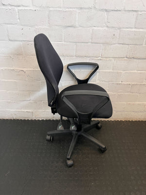 Black Ergonomic Office Chair with Minor Wear – Comfortable & Stylish