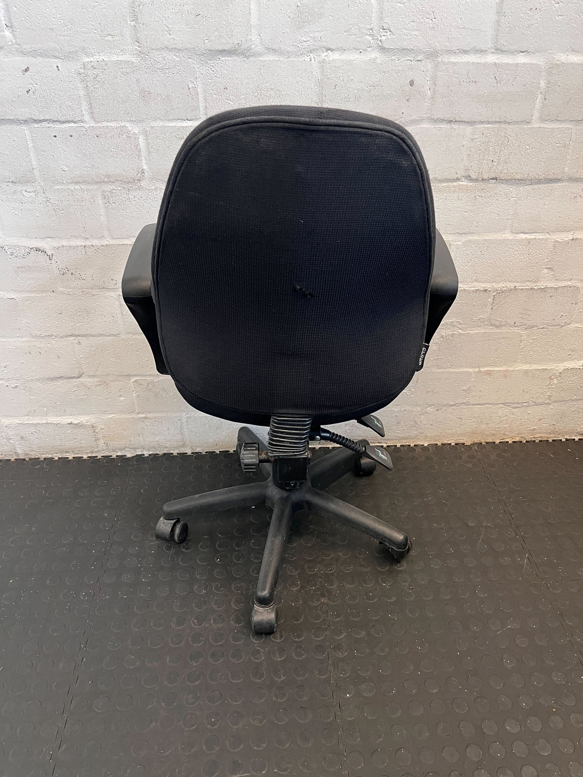 Black Ergonomic Office Chair with Minor Wear – Comfortable & Stylish