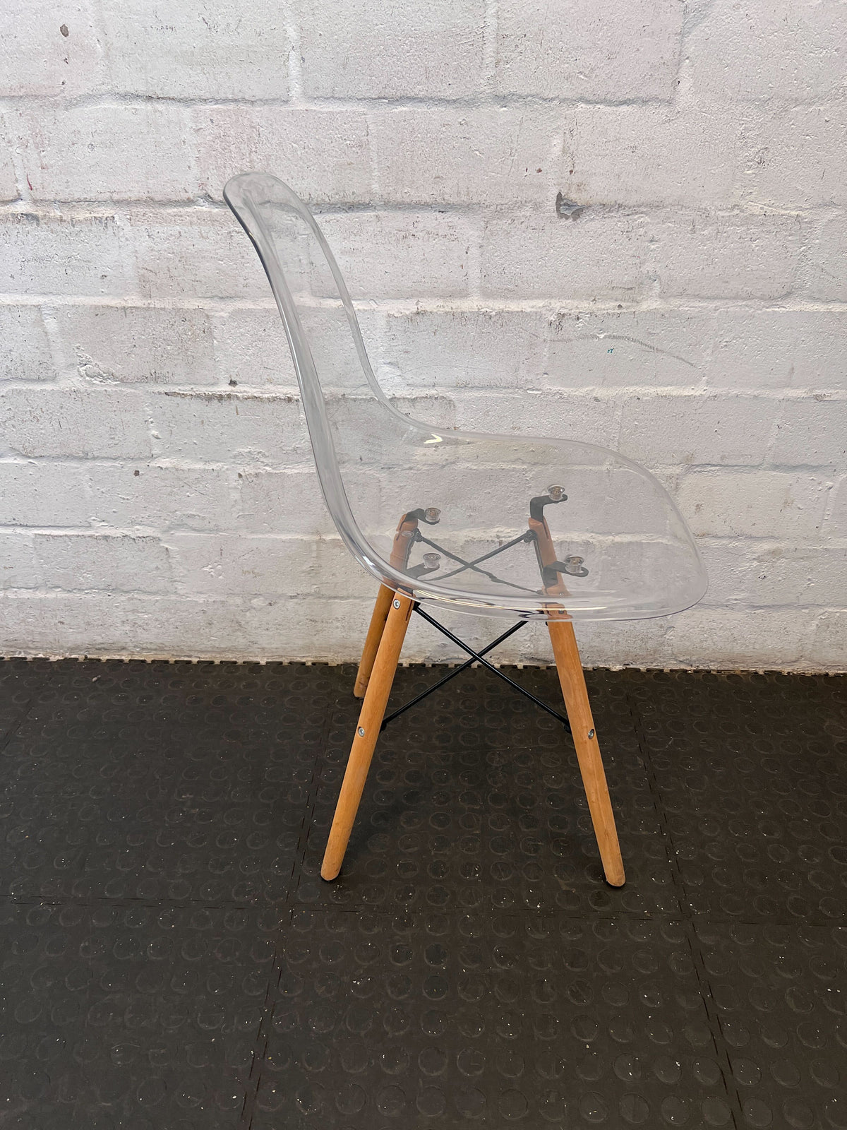 Modern Clear Polycarbonate Dining Chair with Wooden Legs
