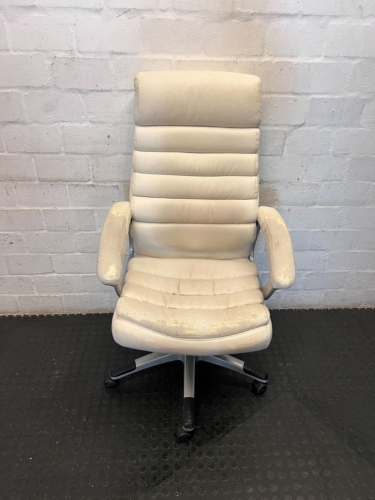 Pre-Loved white Executive High-Back Office Chair with Ribbed Design - 2ndhandwarehouse.com