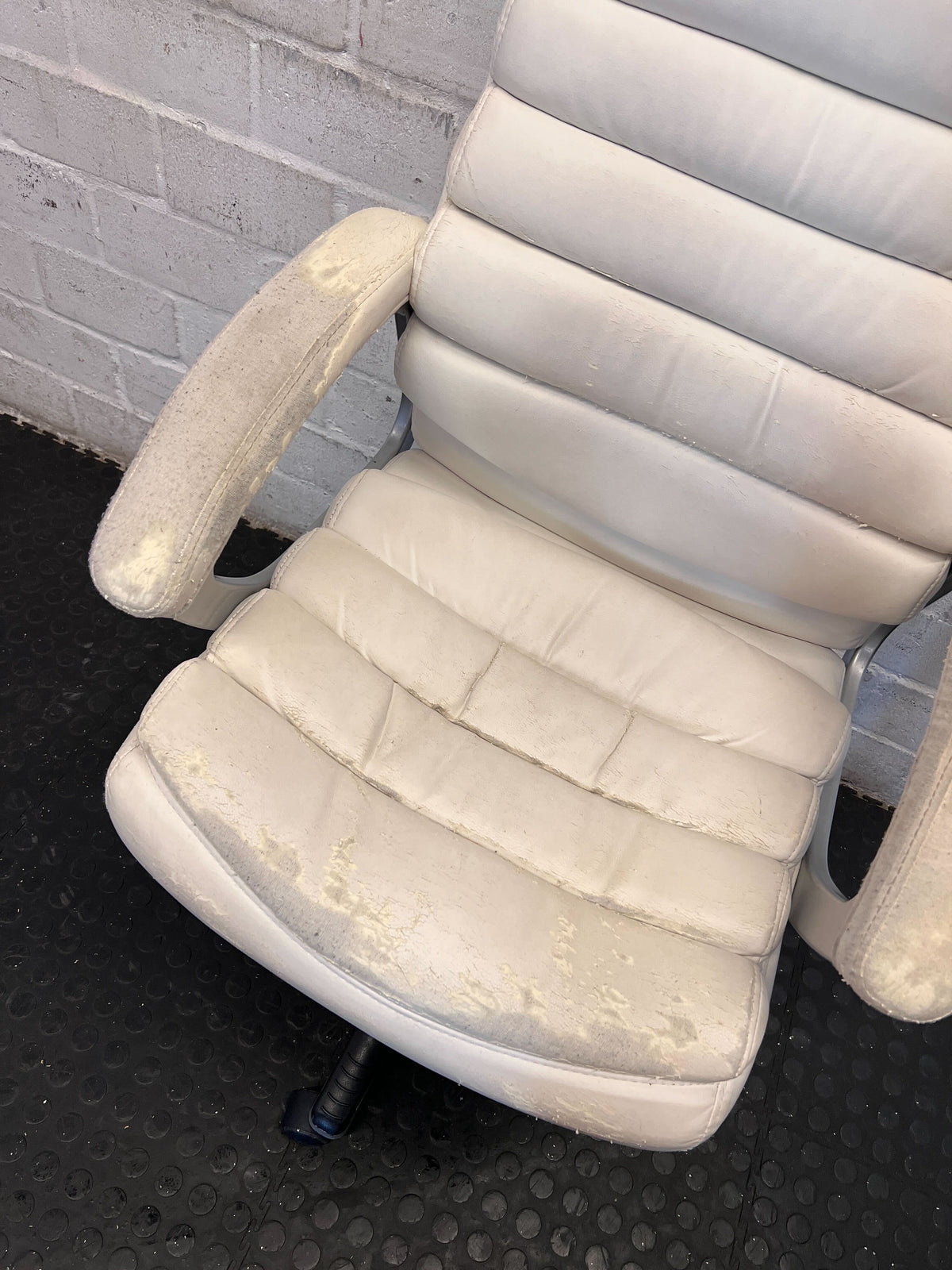 Pre-Loved white Executive High-Back Office Chair with Ribbed Design - 2ndhandwarehouse.com