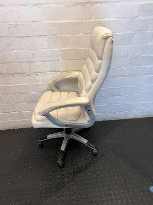 Pre-Loved white Executive High-Back Office Chair with Ribbed Design - 2ndhandwarehouse.com